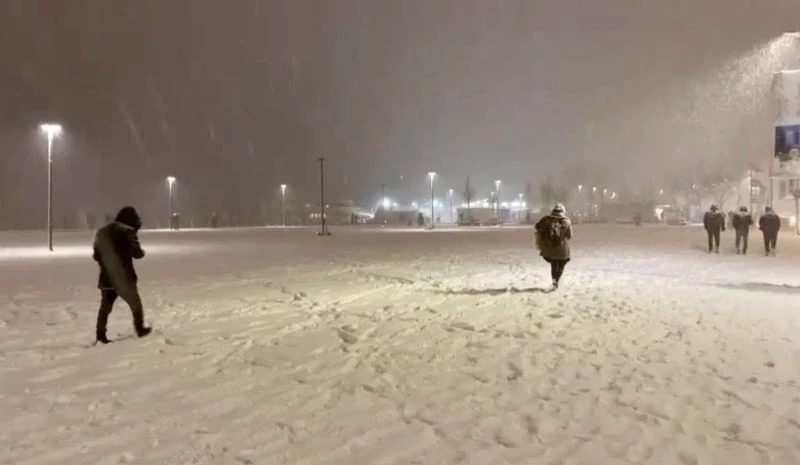 Üsküdar’da kar yağışını fırsat bilen vatandaşlar sahile akın etti
