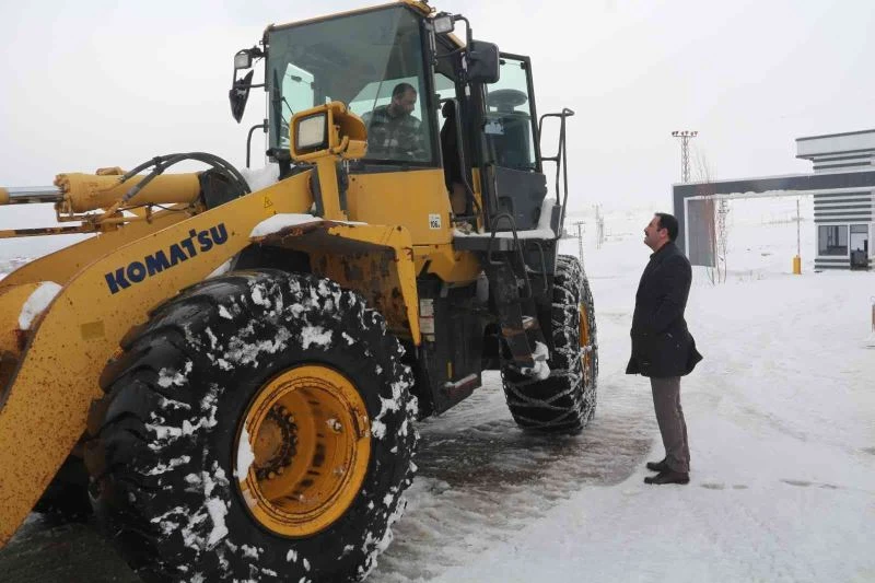 Başkan Geylani kar temizleme çalışmalarını yerinde inceledi
