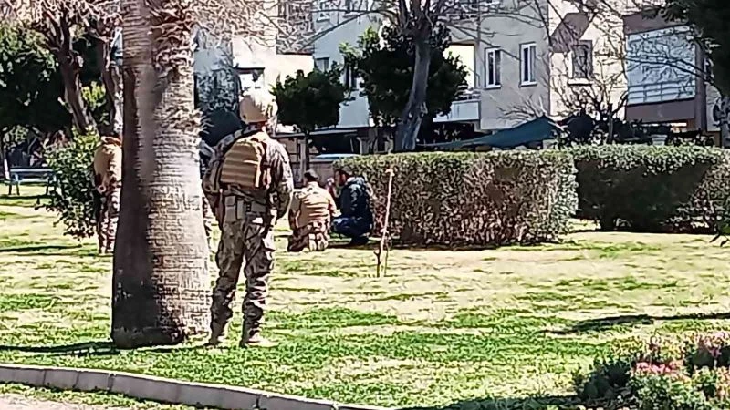 Açığa alınan özel harekat polisi tartıştığı eşini silahla rehin aldı
