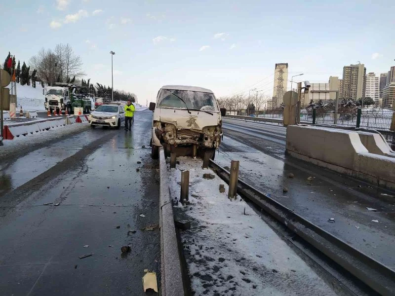 Esenyurt’ta direksiyon hakimiyetini kaybeden sürücü gişe bariyerine çarptı
