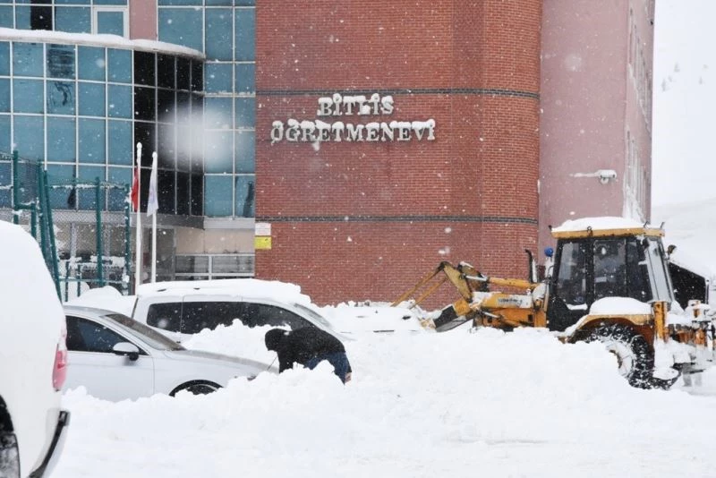 Bitlis’te araçların üzerine düşen çığın hasarı gün ağarınca ortaya çıktı
