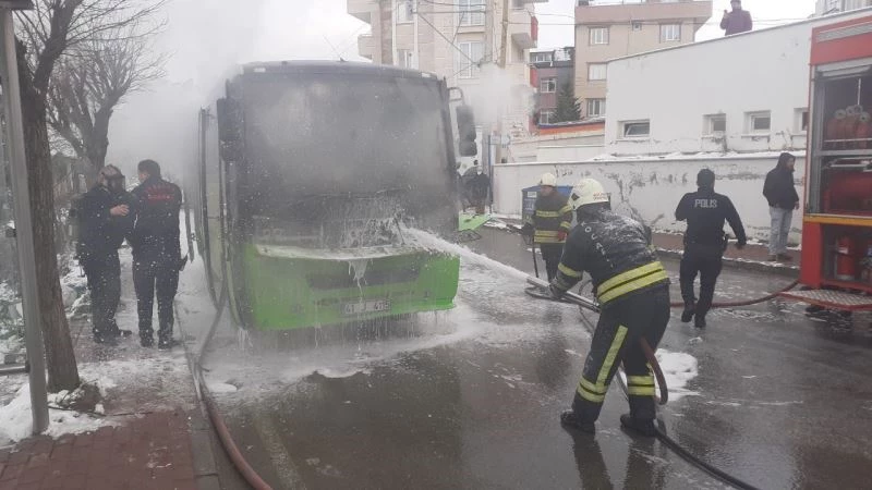 Yangını söndürebilmek için ter döken itfaiye erleri ile tartıştı
