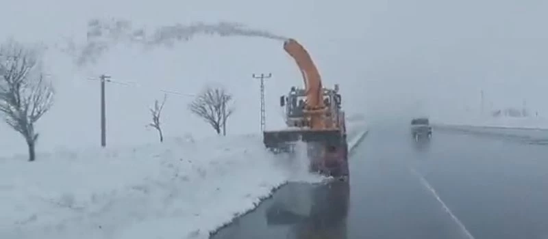 Karayolları ekiplerinin kar mesaisi
