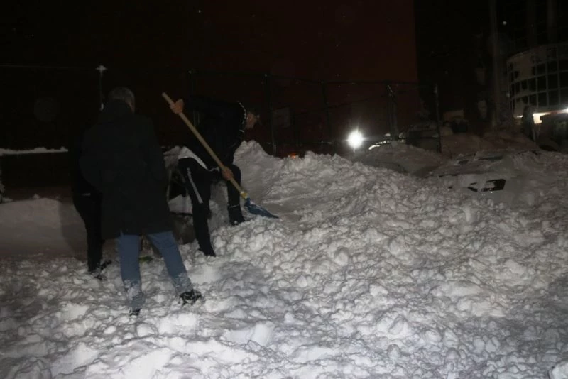 Bitlis’te öğretmenevi bahçesine çığ düştü: 7 araç kara gömüldü
