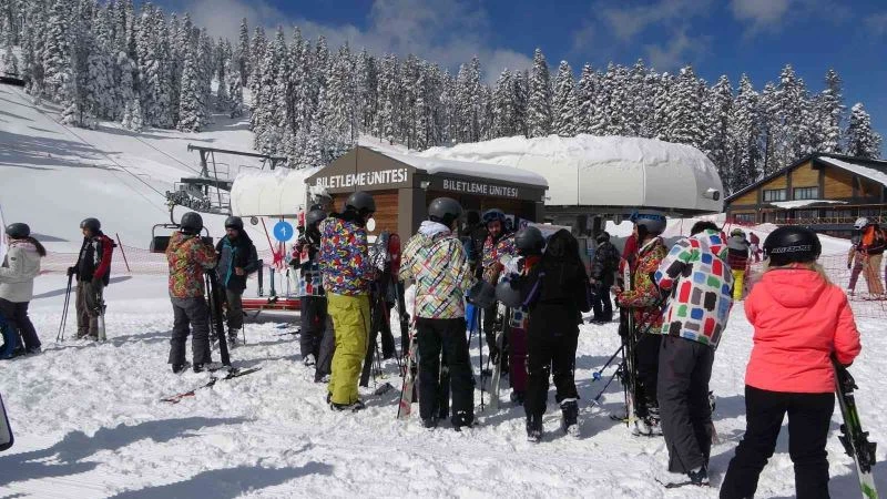 Kayak pisti açılmadı, telesiyej önünde kuyruk oluştu

