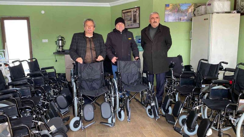 Hayırseverlerin desteği ile ihtiyaç sahipleri tekerlekli sandalyelerine kavuştu
