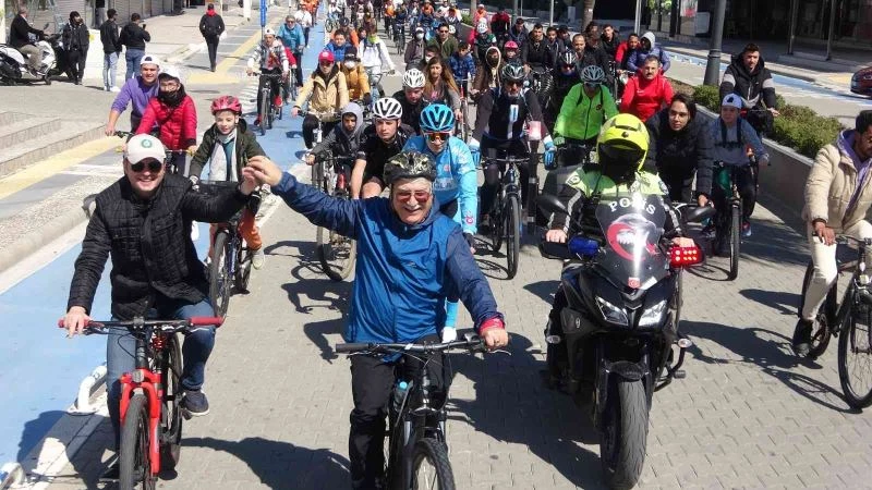 Bisikletleri ile geldiler, fidan diktiler, etkinliği şölene çevirdiler
