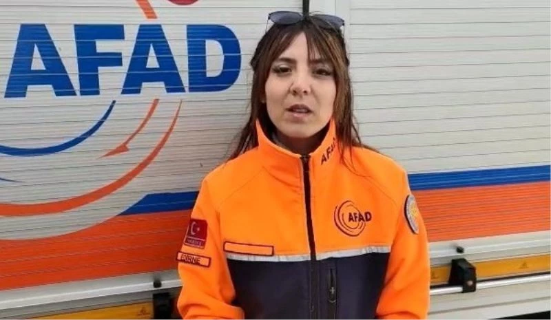 Donmak üzere olan yaşlı kadının ellerini nefesiyle ısıtan AFAD görevlisi o anları anlattı
