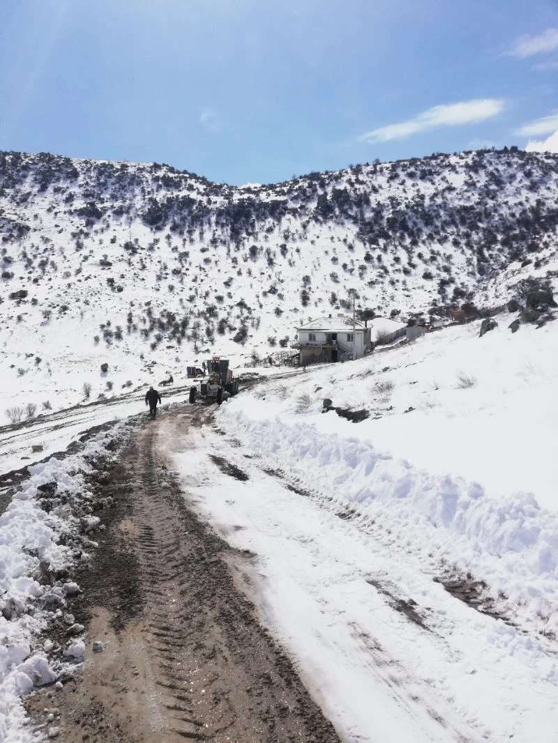 Yolda kalan kamyon şoförünü İl Özel İdaresi ekipleri kurtardı
