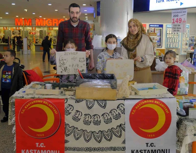 Çocuklar, Mehmet Akif Ersoy’un resmini beze taş baskı yaptı
