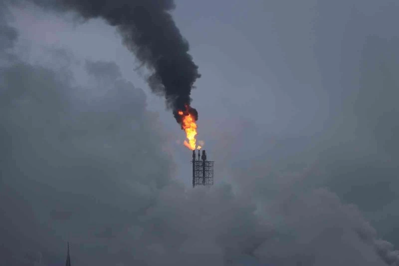 Bembeyaz kar yağışı altında, simsiyah TÜPRAŞ dumanı
