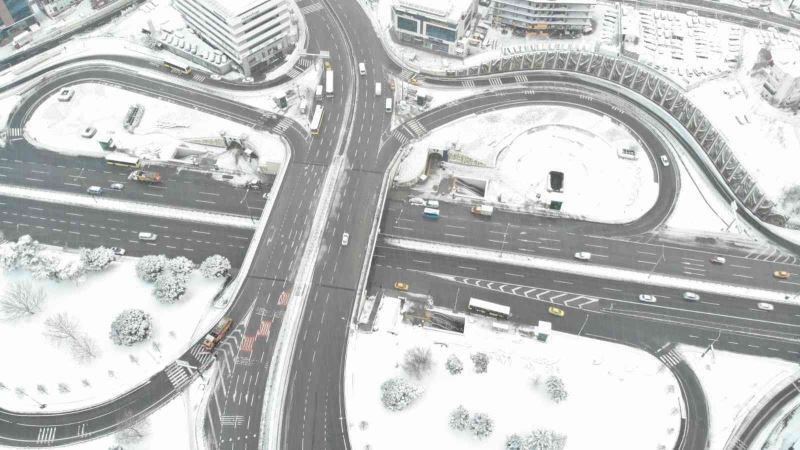 İstanbul’da vatandaşlar kar tedbirlerine uydu, yollar boş kaldı
