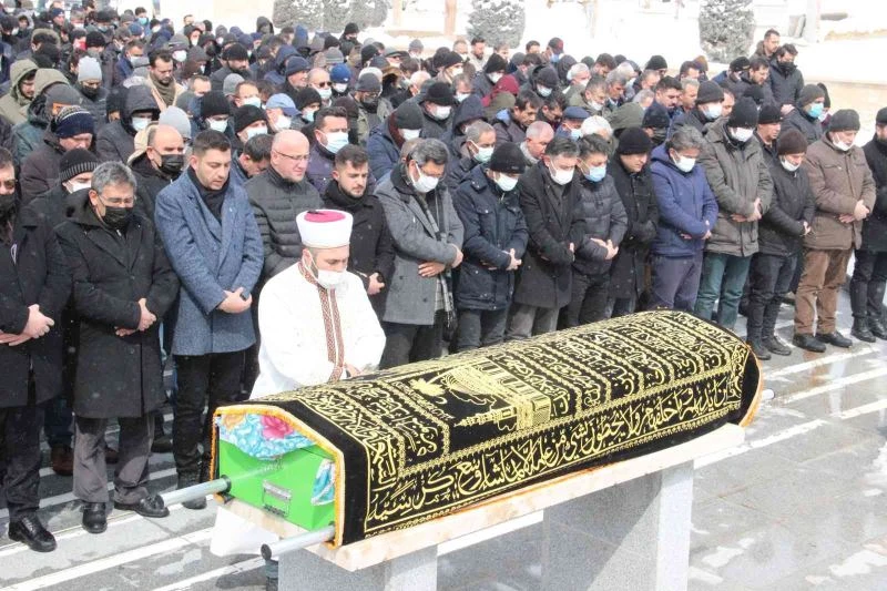 Hayatını kaybeden genç hemşire karnındaki bebeğiyle defnedildi
