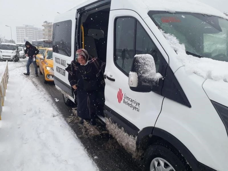 Ümraniye Belediyesi’nden soğukta hastane önündeki vatandaşlara sıcak çorba
