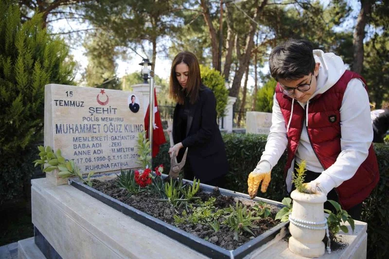 Büyükşehir Gençlik Meclisi üyeleri ve minik izciler şehitliğe çiçek ekti
