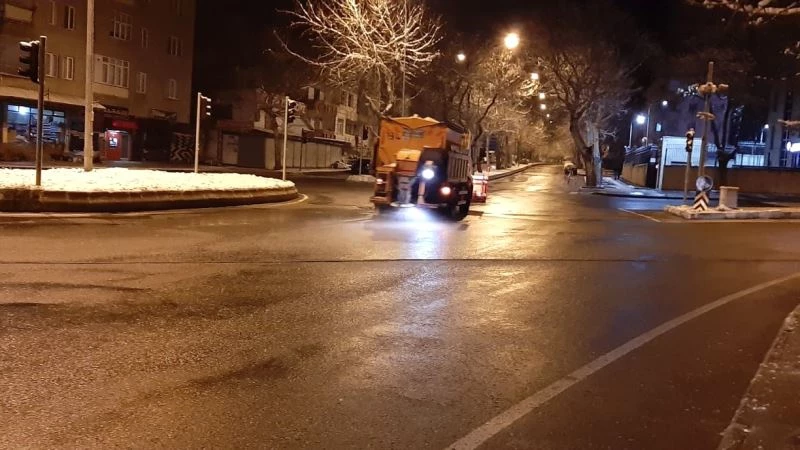 Kahramanmaraş’ta buzlanmaya karşı gece mesaisi
