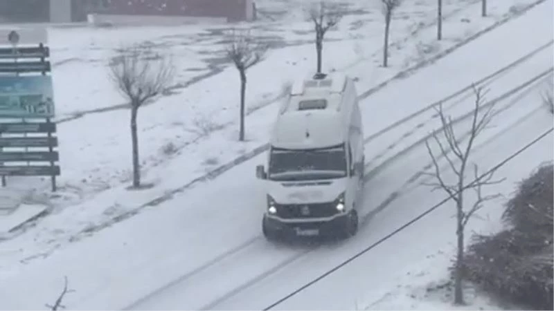 Buzda araçların dansı...O anlar kamerada
