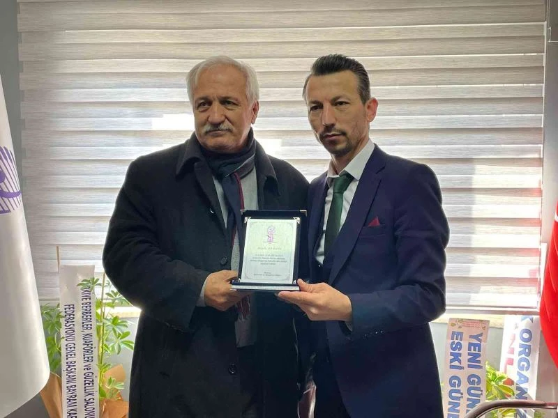 Manisa Berberler ve Kuaförler Odası’nda eski başkana vefa
