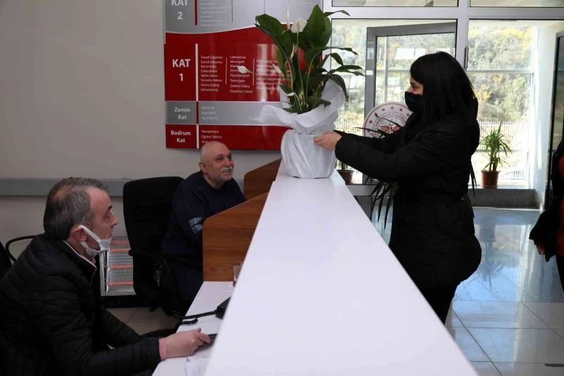 Manavgat’ta sağlık çalışanlarına çiçekli kutlama
