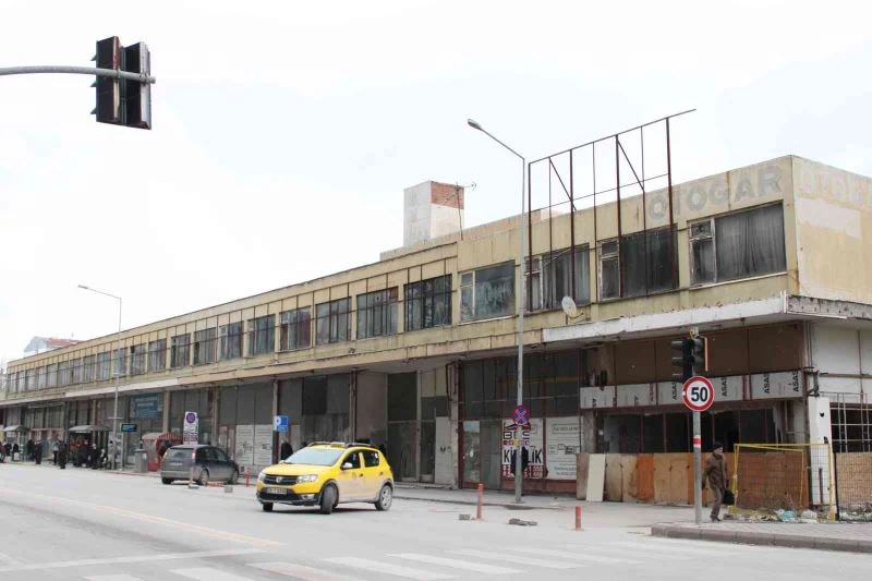 Eski otogar binası şimdi çevre esnafın umudu oldu
