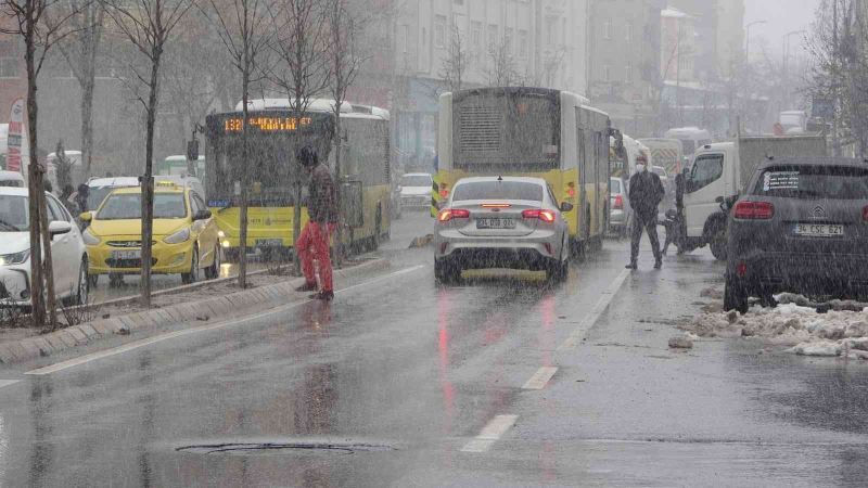 İstanbul Anadolu Yakasında kar yağışı etkisini sürdürüyor
