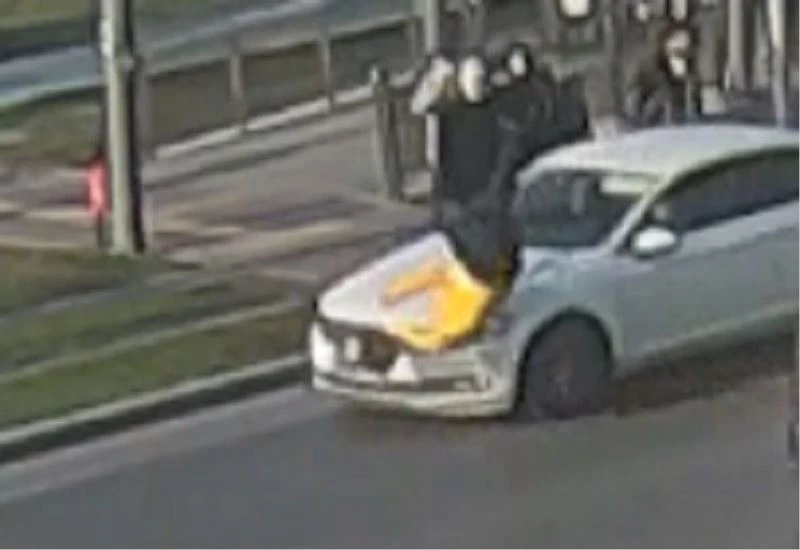 İzmir’de yaya ve motosikletlilerin karıştığı kazalar kamerada
