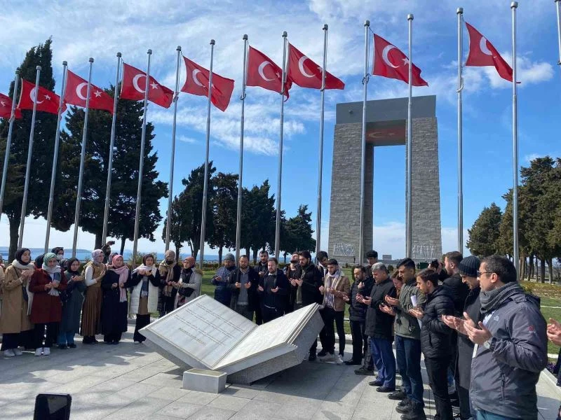 İlahiyat öğrencileri Çanakkale’de ecdadın huzurunda duaya durdu
