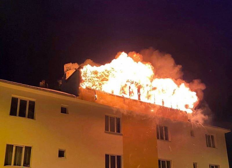 Refahiye’de binanın çatı katında çıkan yangın 3 saatte söndürüldü
