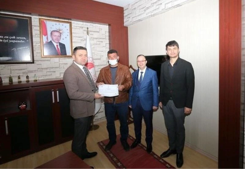 Sürü yönetimi kursunu bitiren üreticilere sertifikaları verildi
