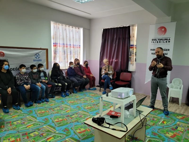 Çocuk yaşta fotoğraf çekmeyi öğreniyorlar
