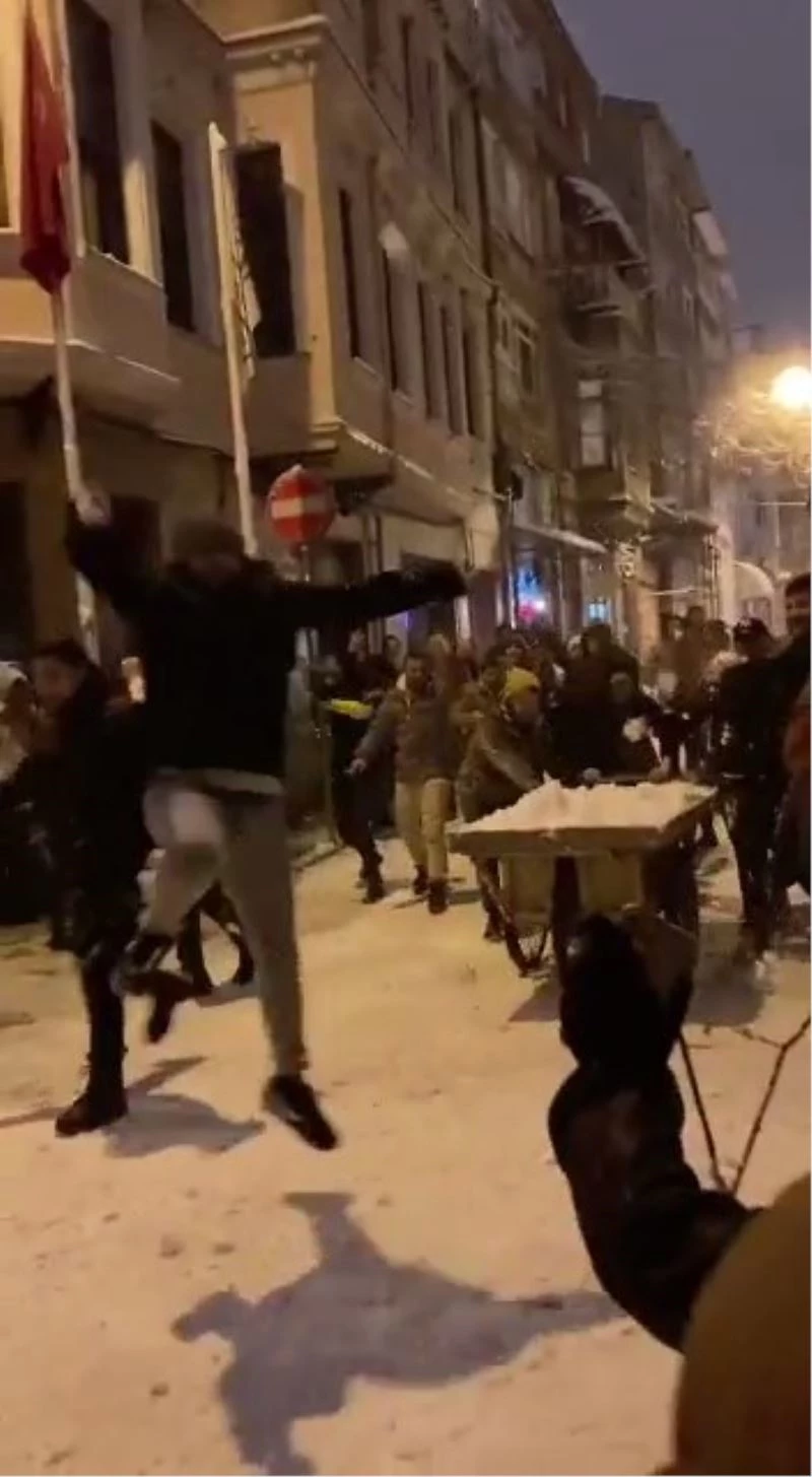 Kadıköy’de el arabasına yükledikleri karları atarak kartopu savaşı yaptılar
