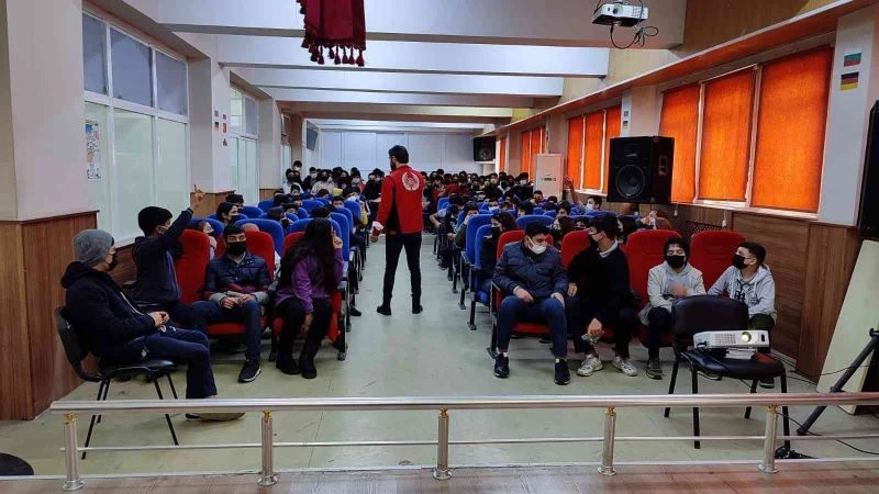 Öğrenciler terör konusunda bilgilendiriliyor
