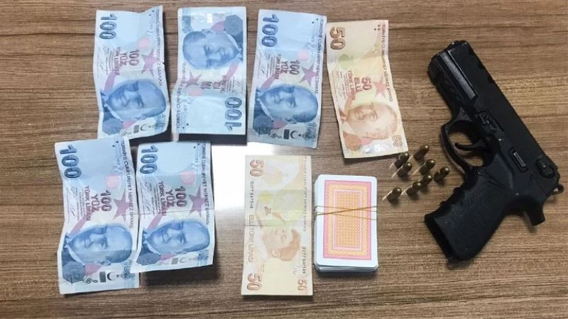 Kıraathaneyi kumarhaneye çeviren şahıslar masa başında yakalandı
