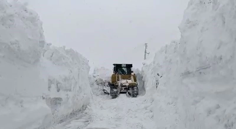 Mart ayında iş makinelerinin boyunu geçen kar ile mücadele
