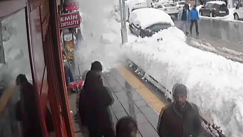 Kaldırıma düşen kar kütlesinden saniyelerle kurtuldular
