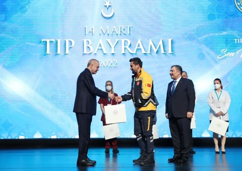 Hastayı sırtında taşıyan sağlık görevlisi hediyesini Cumhurbaşkanından aldı
