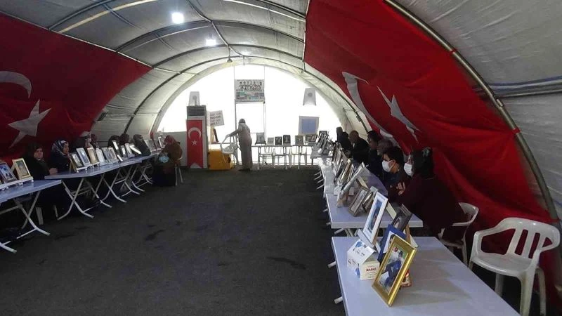 Evlat nöbetindeki acılı baba: “Oğlum avukat olacaktı, elindeki kalemi aldılar silah verdiler”
