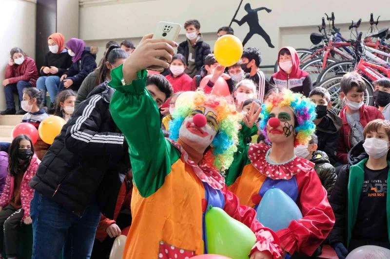 Üniversiteliler köy okulunda öğrencilerle buluştu
