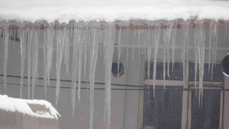 Çatılarda oluşan buz sarkıtları tehlike saçıyor
