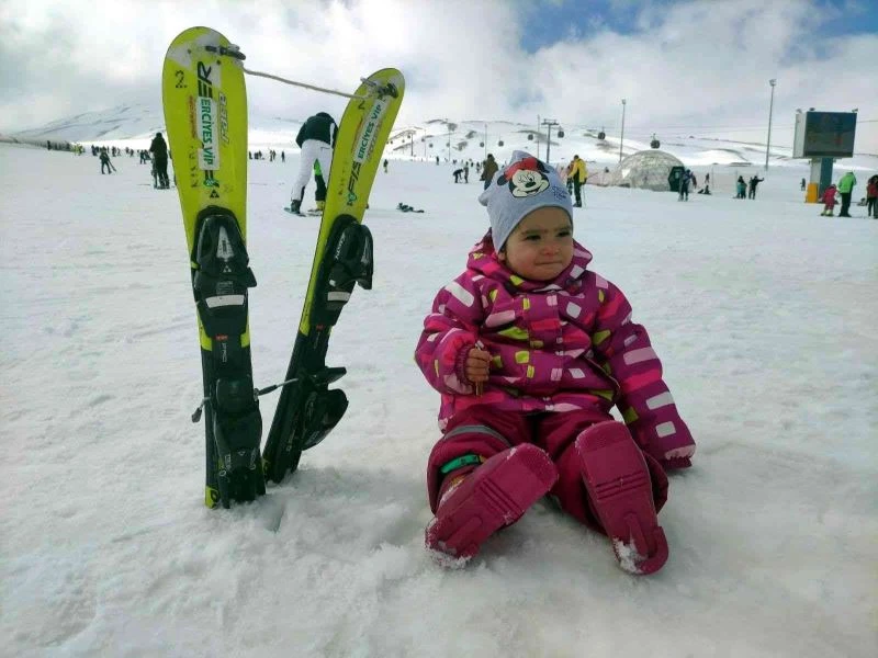 Konuşmayı öğrenemeden kayak yapmayı öğrendi
