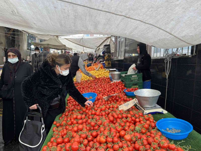 Kar yağışından dolayı sevkiyatı yapılamayan meyve ve sebzelerin fiyatları arttı
