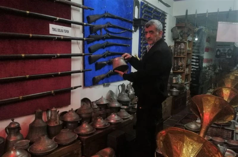 Merakı onu antikacı yaptı, 40 bine yakın antika obje biriktirdi
