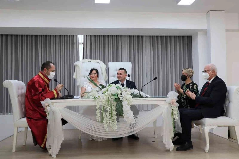 Öğrencilerini kırmayıp nikah şahidi oldular
