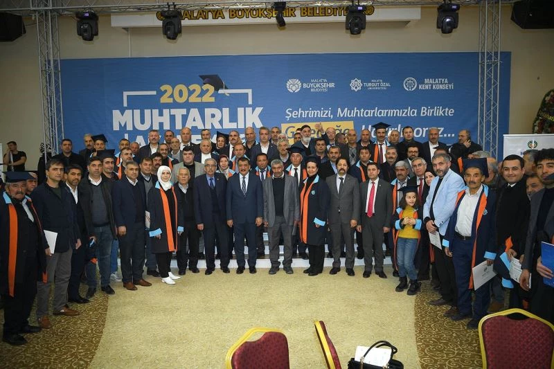 Sertifikalarını Başkan Gürkan’dan alan muhtarlar kep attı
