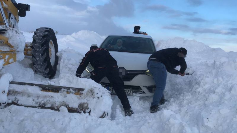 Kar ve tipiden kapanan yolda mahsur kalan Kuveytli 2 turist kurtarıldı
