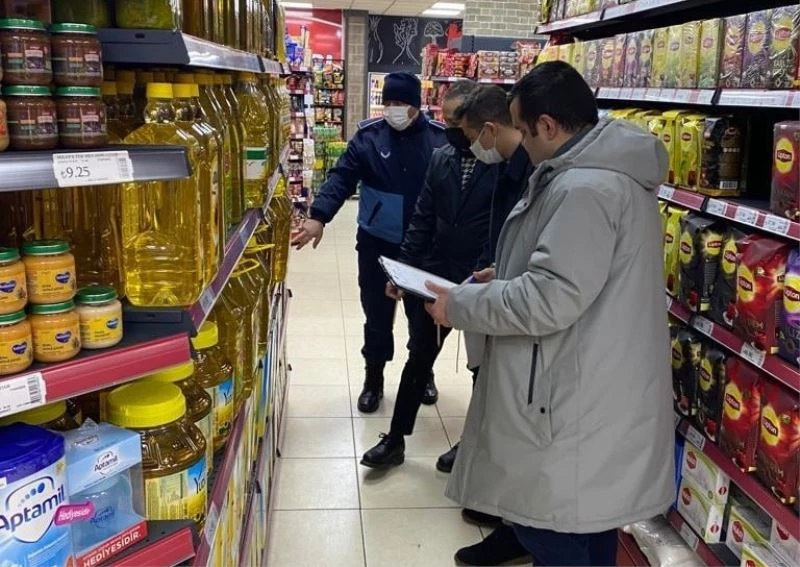 Cumayeri’nde zabıta marketleri denetledi
