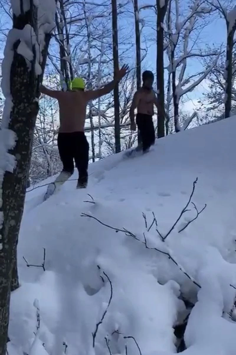 Uludağ’ın eteklerinde dondurucu soğukta kar banyosu yaptılar
