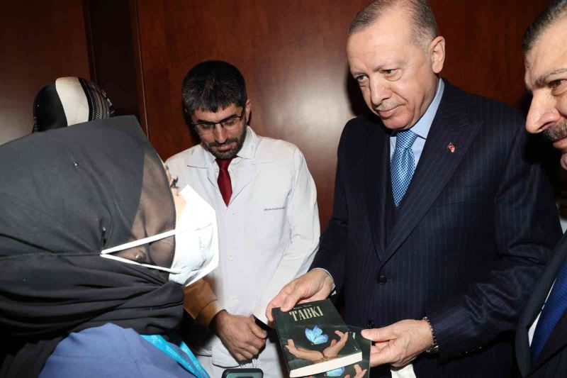 ‘Yılın hemşiresi’ Büşra Torun, ödülünü Cumhurbaşkanı Erdoğan’dan aldı
