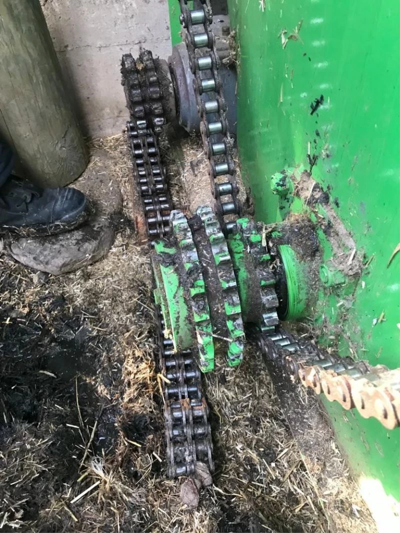 Yem karma makinesinin zincirine basan çocuğun ayağı koptu
