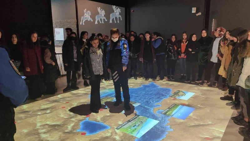 Öğrenciler Van Müzesini gezdi
